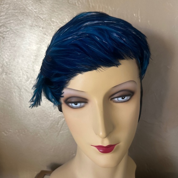 CLASSY 1950s\' COCKTAIL HAT COVERED IN NAVY FEATHERS & SEQUIN CIRCLE. main image 9